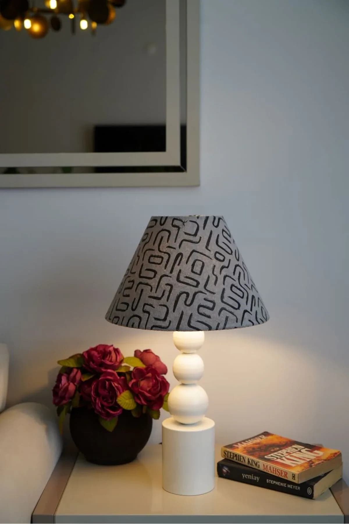 Özel Krem Ayaklı Kadife Kumaş Konik Labirent Desenli Dekoratif Abajur Yatak Odası Salon