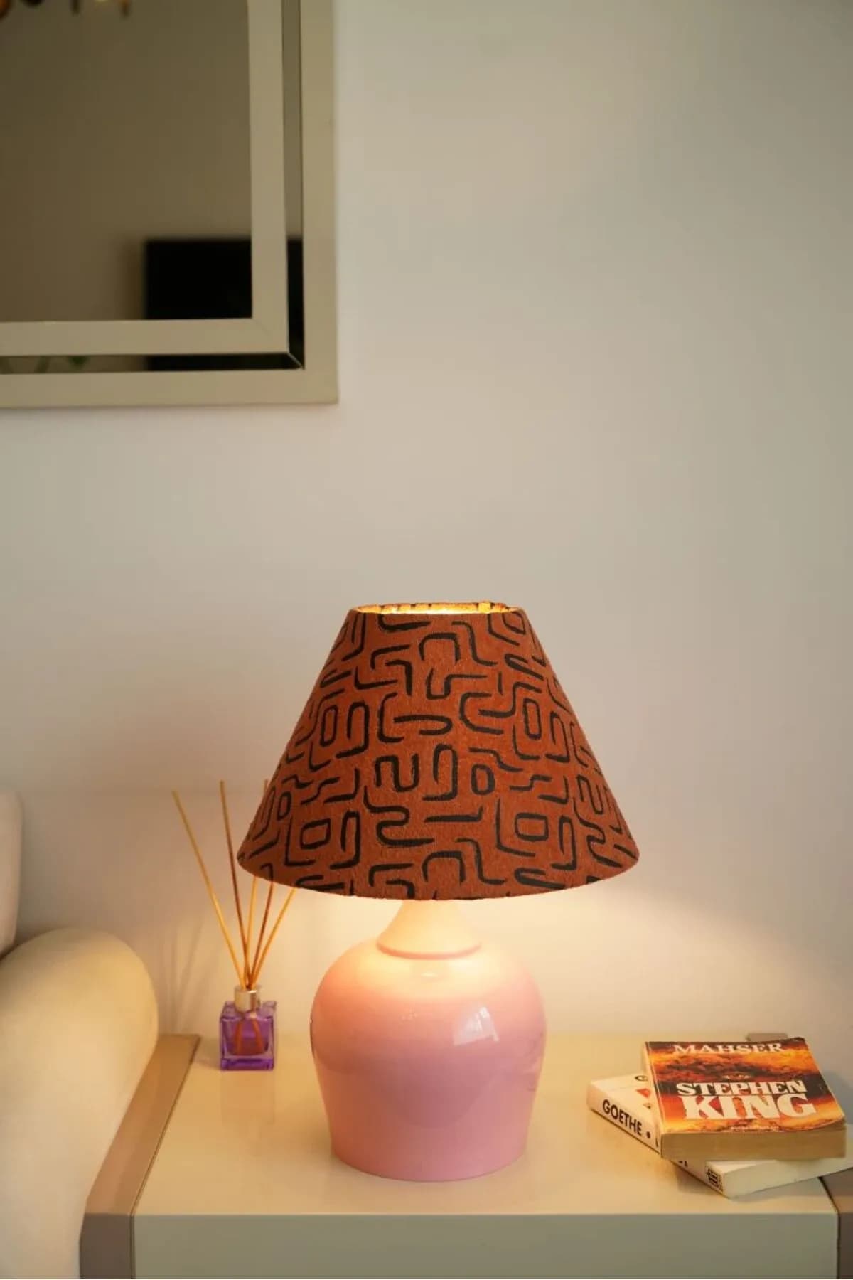 Pembe Ayaklı Kadife Beyaz Labirent Desenli Masa Lambası Abajur 1 Adet Salon Yatak Odası
