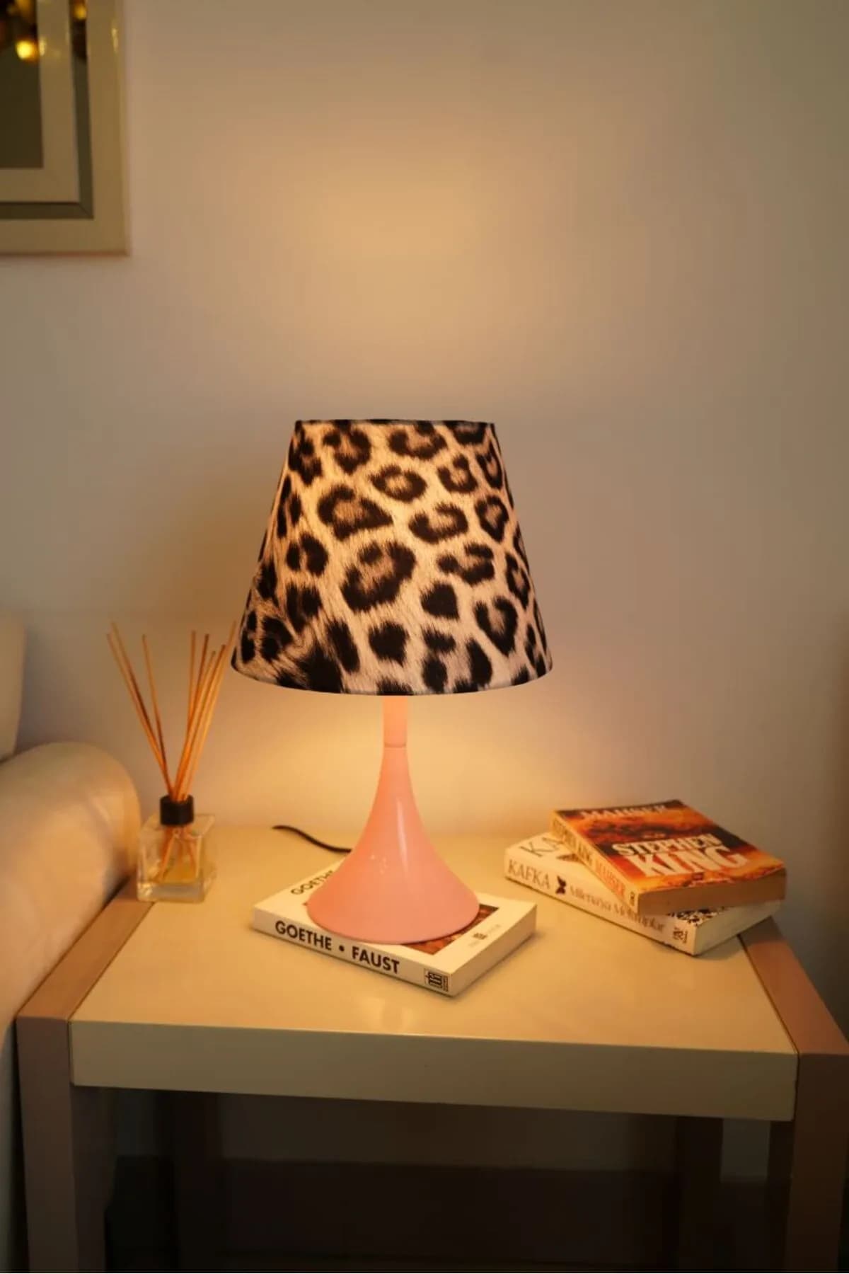 Pembe Ayaklı Deniz Kabuğu Baskılı Abajur Masa Lambası Salon Yatak Odası