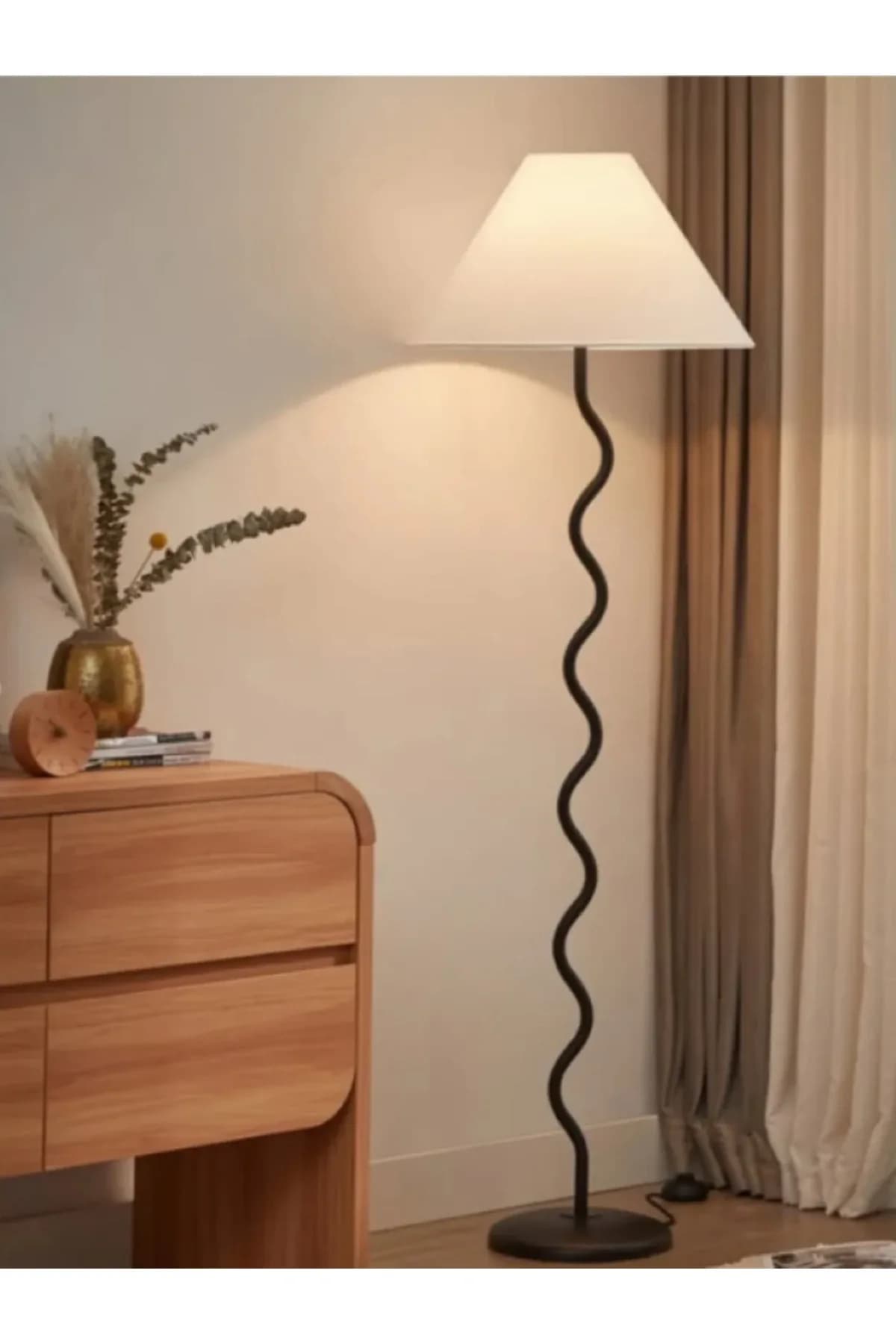 Siyah Renkli Zikzak Model Beyaz Konik Şapkalı Dekoratif Salon Yatak Odası Lambader
